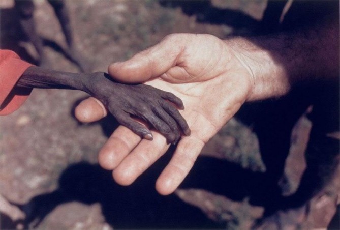 cool-powerful-photos-hand-hunger-669x452.jpg