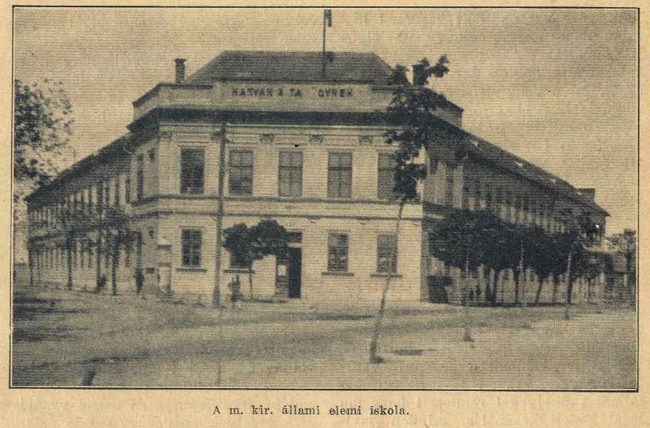 Az 1. sz. nép-/elemi/általános iskola 1894-ben átadott épülete a Kossuth tér északnyugati sarkában. Érdekesség, hogy a „Hatvan a tanügynek” felirat N és Ü betűje hiányzik, utóbbiból csak a két felső pont maradt. :)