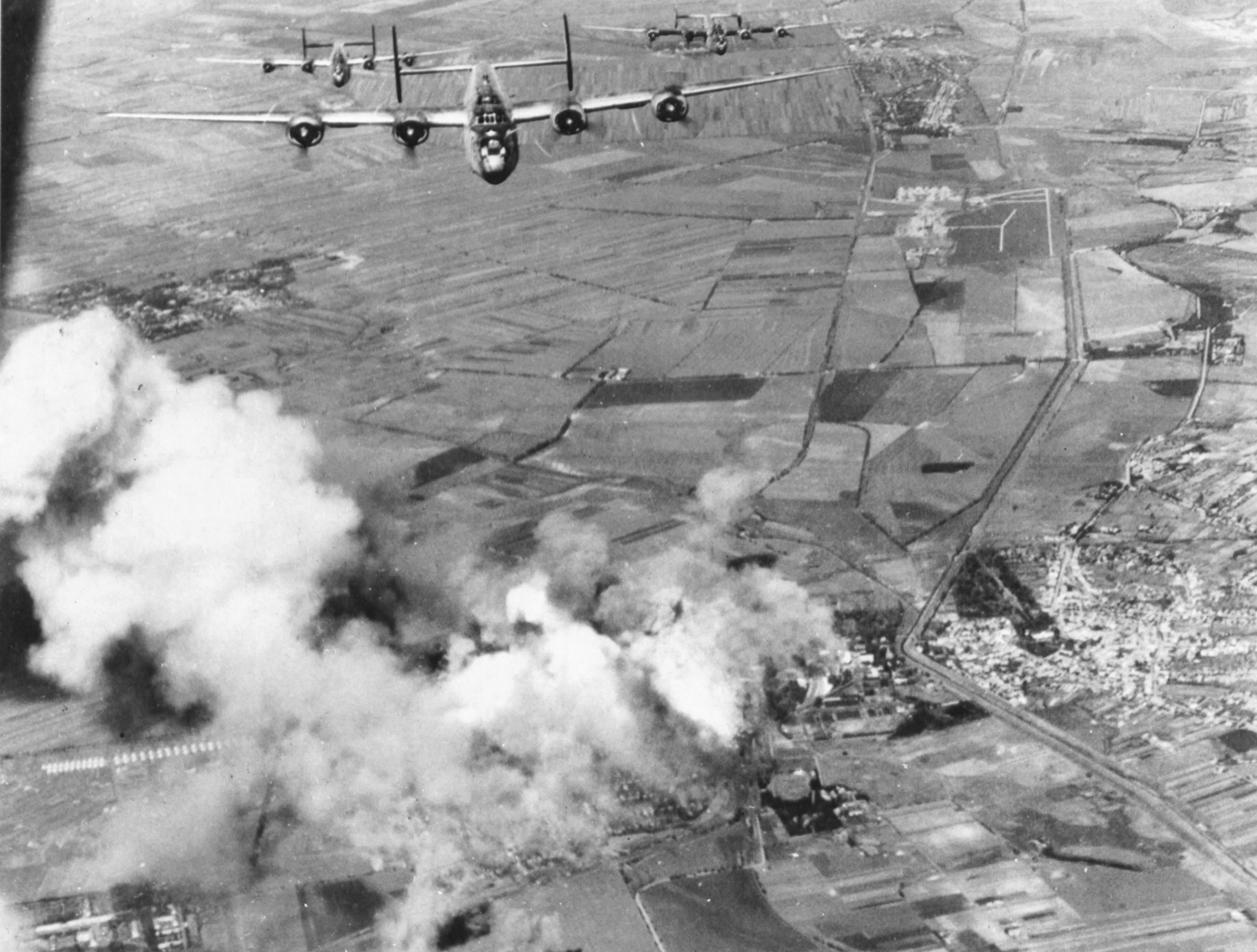 Amerikai bombázógépek éppen elhagyják Hatvan légterét. Jól látható a várost kettészelő Zagyva folyó szabályozott medre, amelytől nyugatra feküdt a vasútállomás, illetve Újhatvan területe. (USA NA / USAAF szabad hozzáférésű archívuma)
