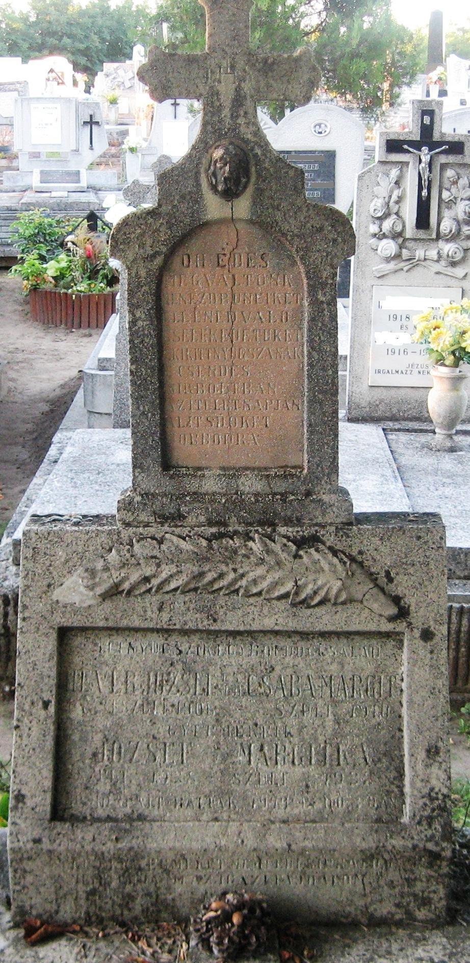 A bombázás során elhunyt Hevér-család sírja az óhatvani temető 2. parcellájában.