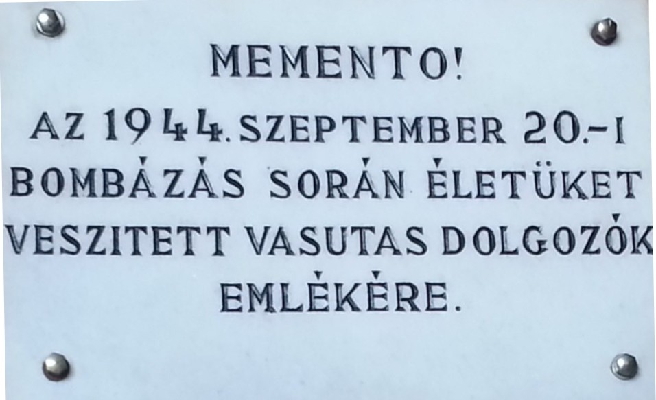 Emléktábla az 1956-ban átadott hatvani pályaudvaron.