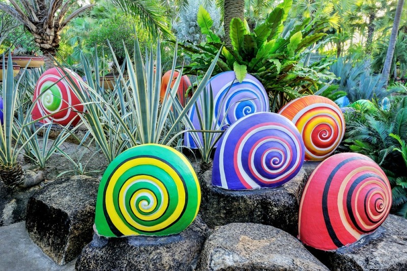 colorful-of-sculpture-snails-in-beautiful-garden-min-e1433306976420.jpg