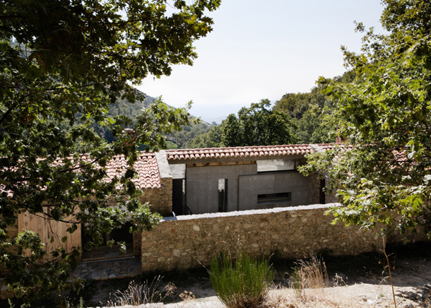 dezeen_Off-Grid-Home-in-Extremadura-by-Abaton_ss_5.jpg