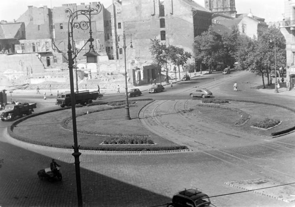 Deák tér Kemmnitzer ház bontása 1950.jpg