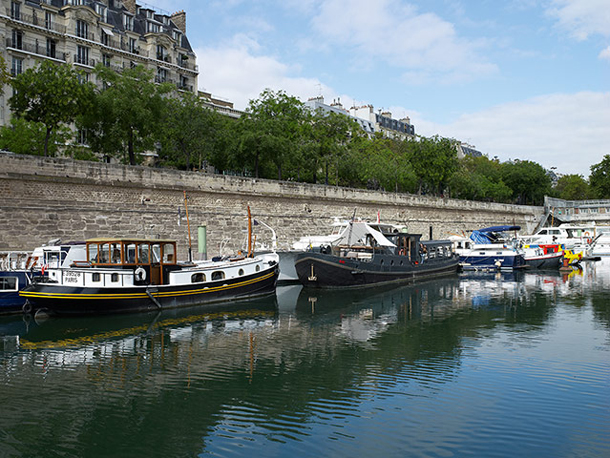 2 Exterior-of-houseboat-001.jpg