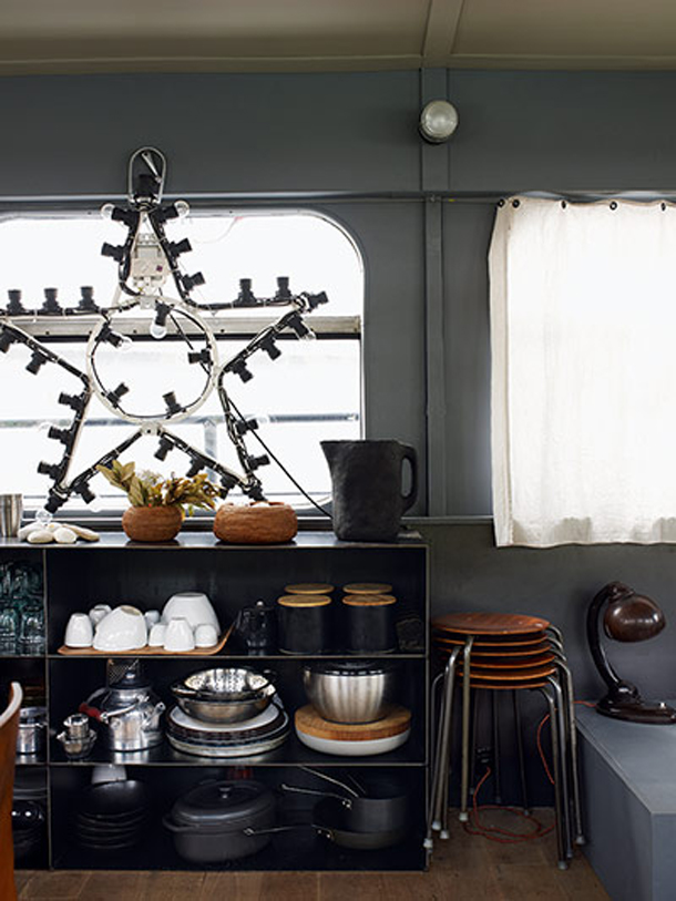 4 Kitchen-of-a-houseboat-003.jpg