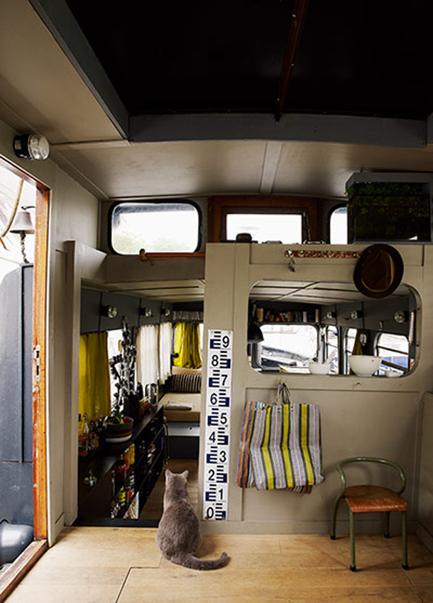 7 Interior-of-houseboat-008.jpg