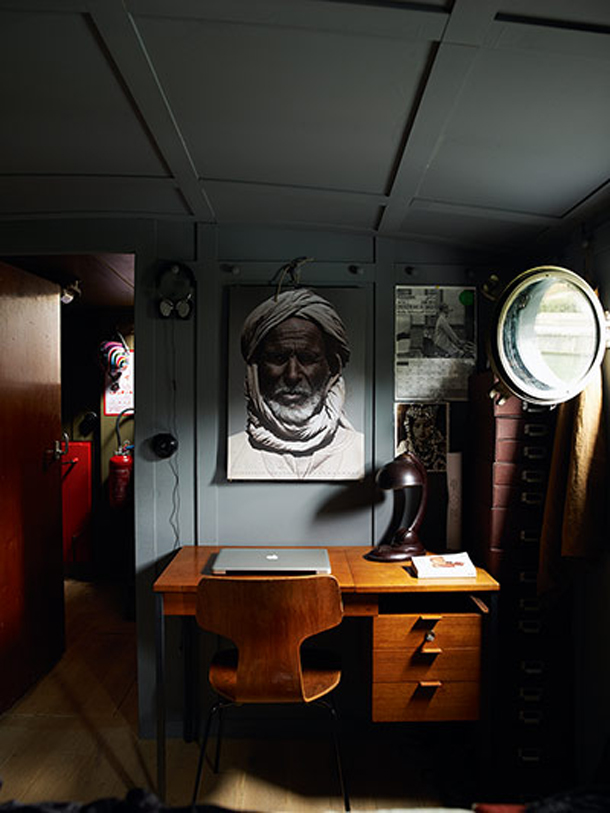 8 Desk-area-on-houseboat-006.jpg