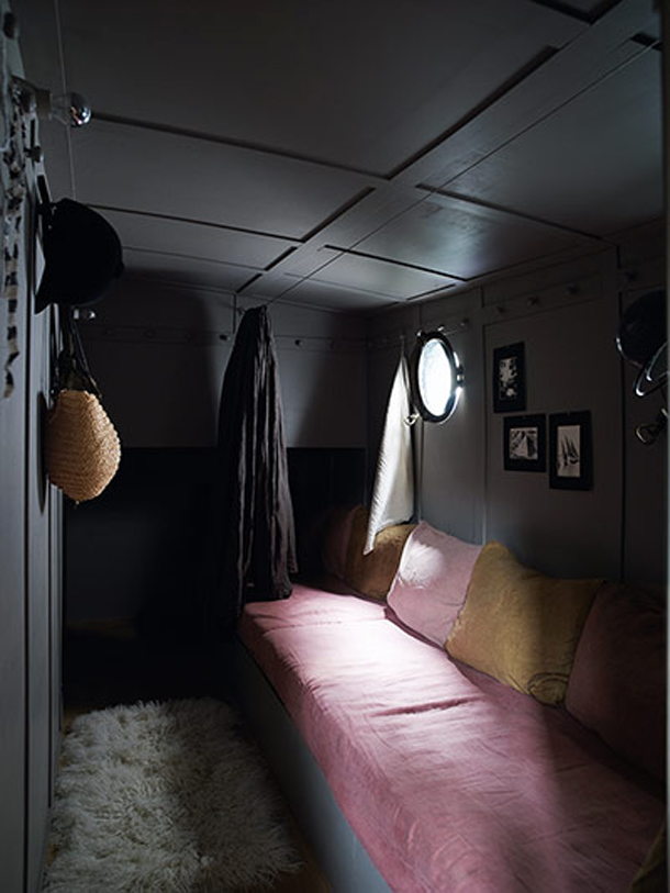 9 Bedroom-on-houseboat-007.jpg