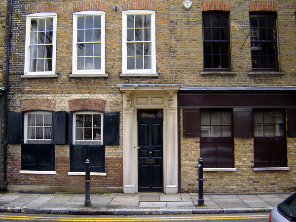 Spitalfields_fournier_street_1 via wiki.jpg