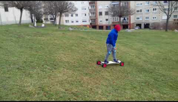 Egy leendő mountainboardos (hegyideszka) szó szerint első gurulásai :)