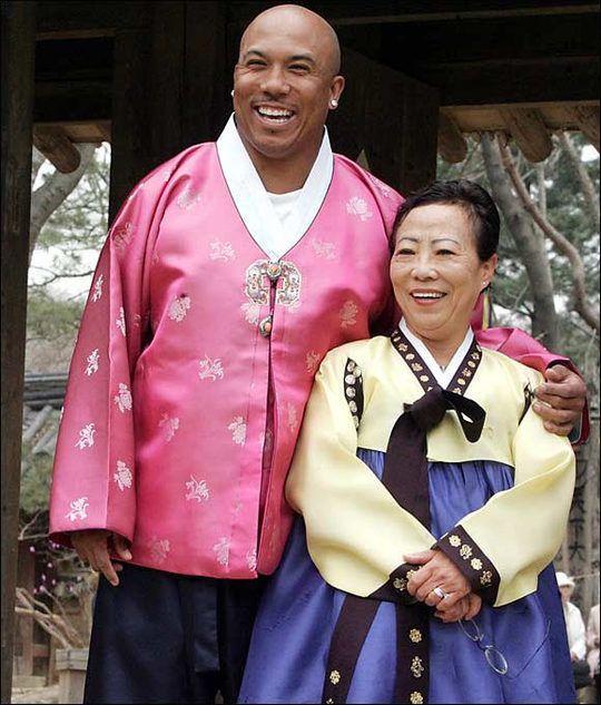 hines-ward-and-mom-hanbok.jpg