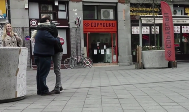 Kiáll egy cigány férfi a Kálvin térre 'ölelj meg' felirattal, Budapest válaszol