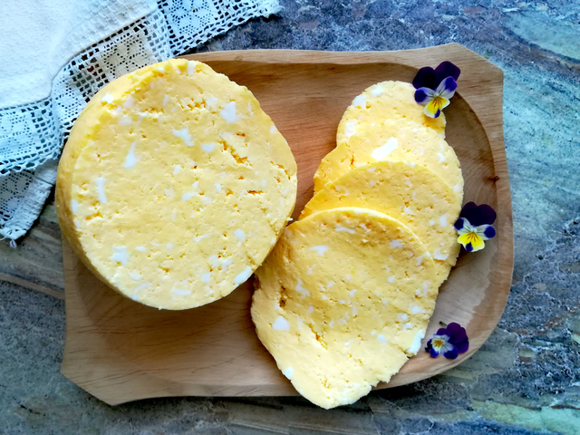 Hagyományos sárgatúró készítése fázisfotókkal