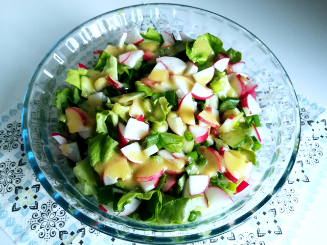 Kedvenc tavaszi trikolor salátám pikáns dresszinggel