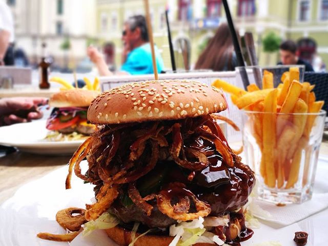 Dobó téri csendélet San Diego burgerrel, bossa novával, Forst Ház vendégszeretettel :) #hungary #gastronomy #eger #doboter #hamburger #bossanova #hellotourist #karltietze #kedvenc #mutimiteszel #tourist #dinner