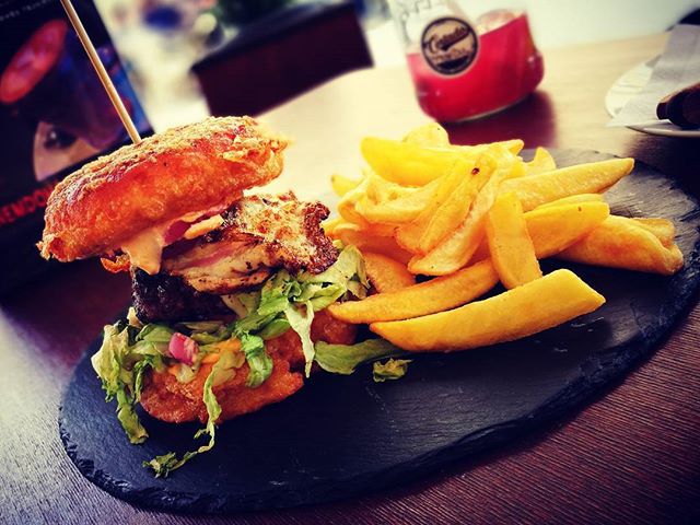 Bubu burger a'la Cortado #hungary #eger #gasztrofoto #restaurant #hamburger #coffee #karltietze #mutimiteszel #finom #hellotourist #bundáskenyér
