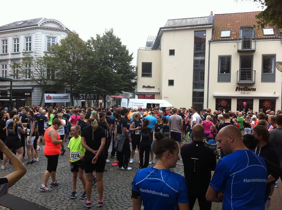 A sétáló utcán gyülekezik a nép a minden év szeptemberében megrendezésre kerülő félmaratonra. Vannak, akik egyénileg neveznek be a versenyre, és akadnak olyanok is, akik iskolájukat, munkahelyüket vagy más intézményt képviselve vesznek részt az eseményen. - (Fotó: Könyves Viki)