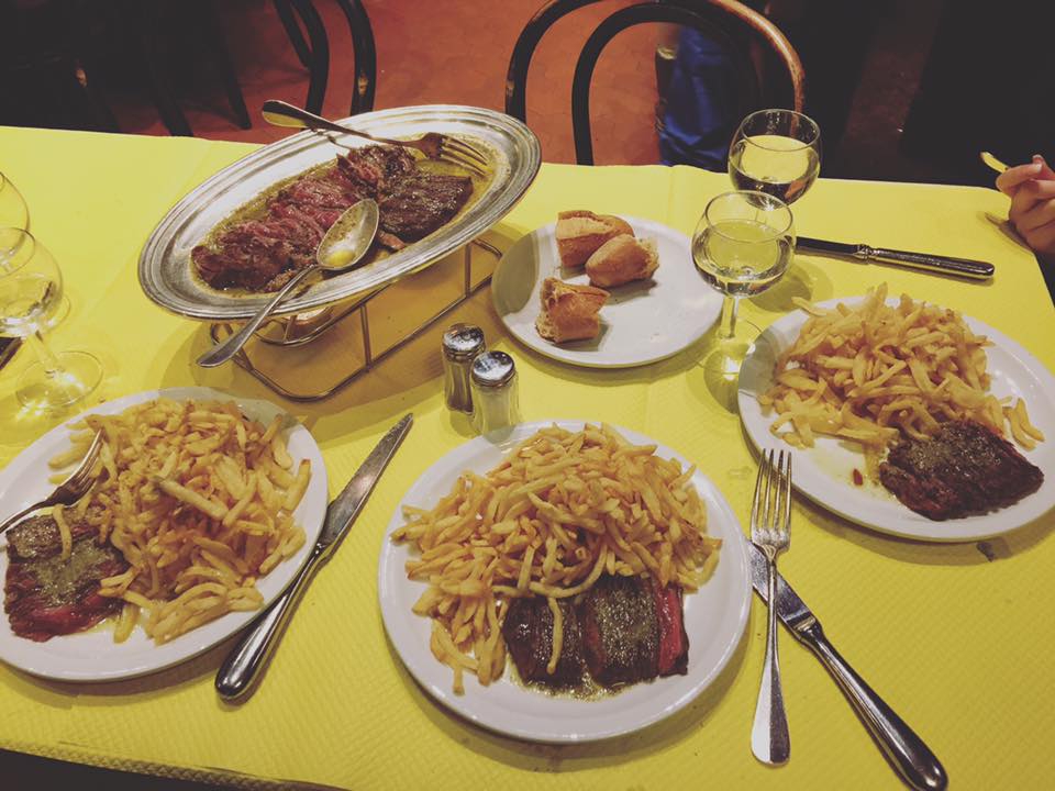 A híres marhasteak szalmakrumplival (Fotó: facebook.com/pages/Lentrecote-Toulouse)