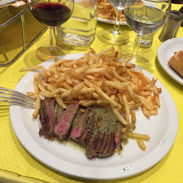 A híres marhasteak szalmakrumplival (Fotó: facebook.com/pages/Lentrecote-Toulouse)