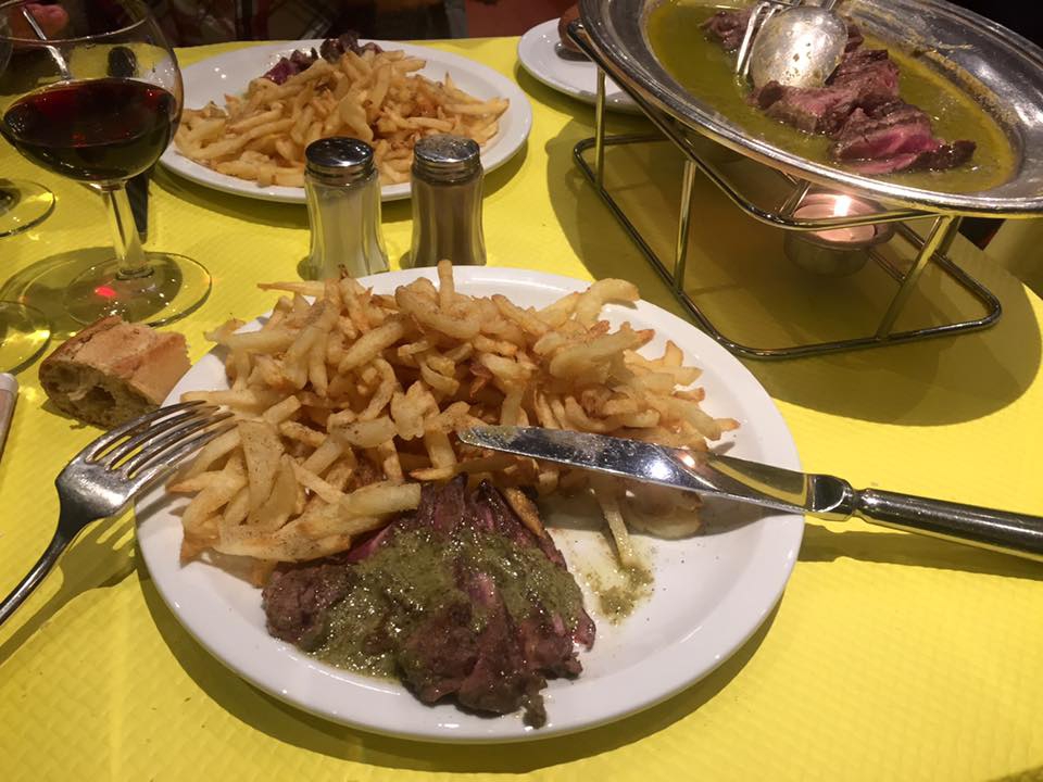 A híres marhasteak szalmakrumplival (Fotó: facebook.com/pages/Lentrecote-Toulouse)