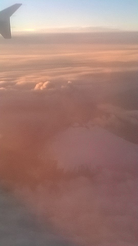 A még füstölő Cotopaxi a repülőről fotózva (Fotó: Böröndy Elza)
