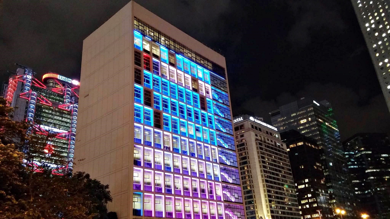 Minden hongkongi épületnek más színe van éjszaka (Fotó: Pataki Niki)