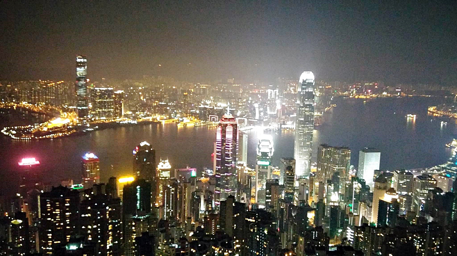 Minden hongkongi épületnek más színe van éjszaka (Fotó: Pataki Niki)