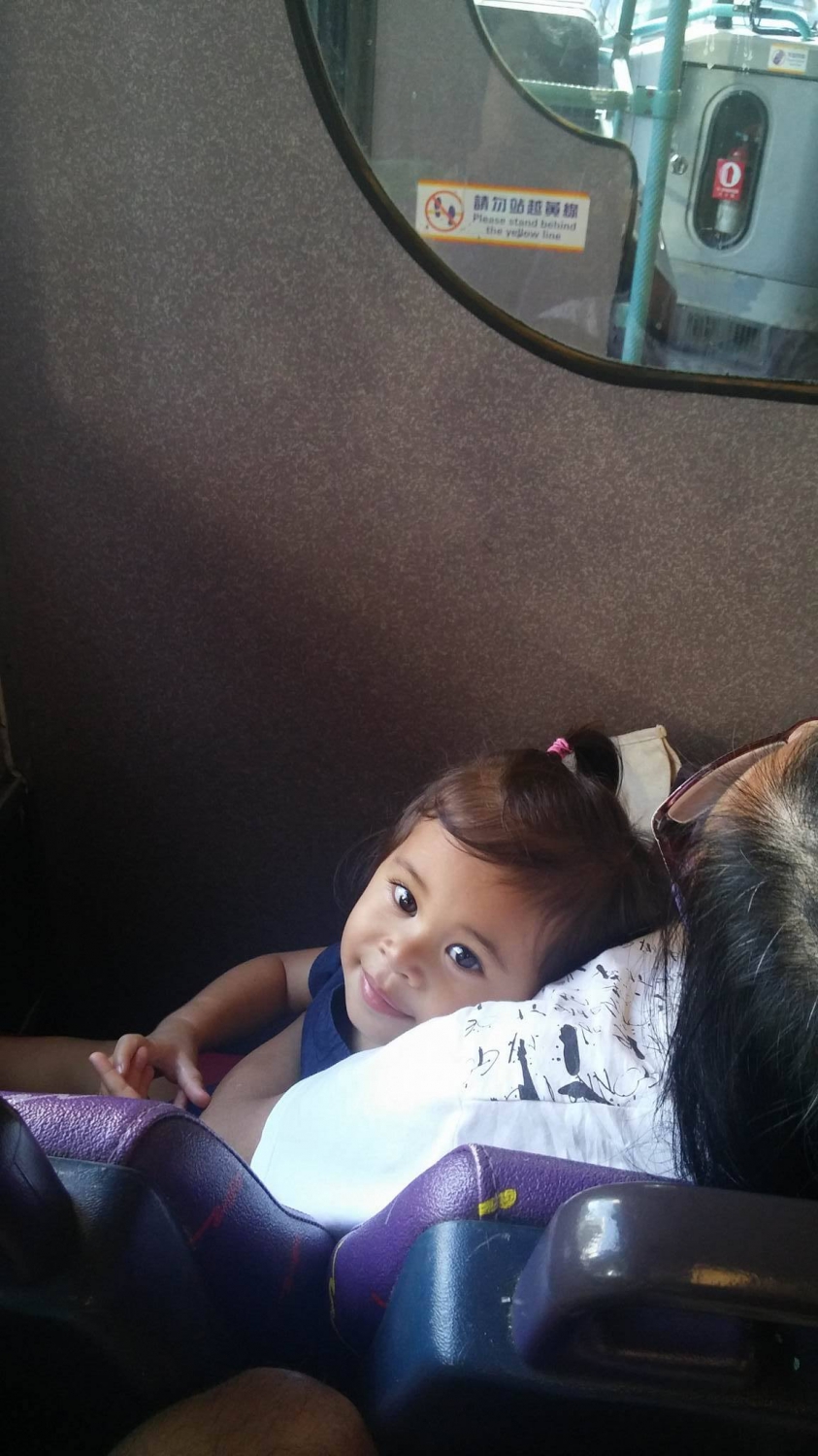 Egy aranyos kislány a buszon. Egész úton engem nézett és mosolygott. - (Fotó: Pataki Niki)