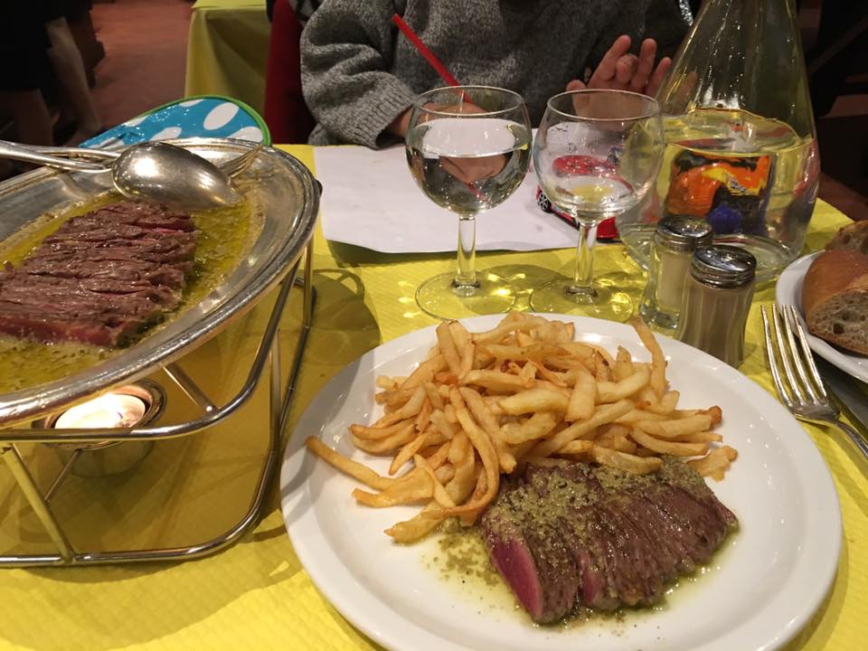 A híres marhasteak szalmakrumplival (Fotó: facebook.com/pages/Lentrecote-Toulouse)