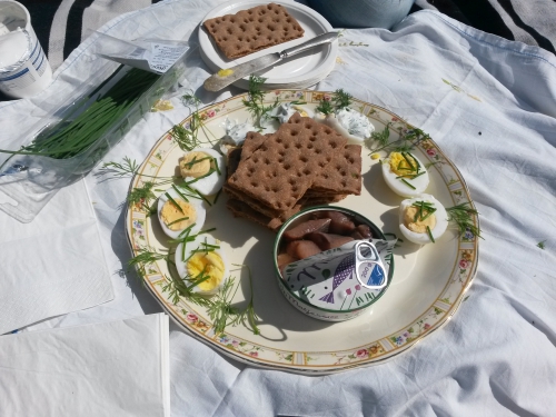 Félbevágott tojás, snidling és édes szószban pácolt hering knäckebröddel (Fotó: Szabó Vivien)