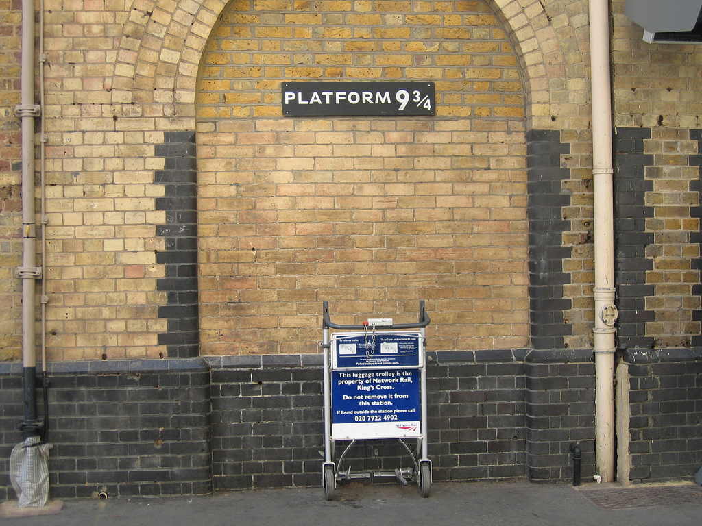 Harry Potter legendás vágánya a King‘s Cross pályaudvaron (Fotó: Flickr/tripu)