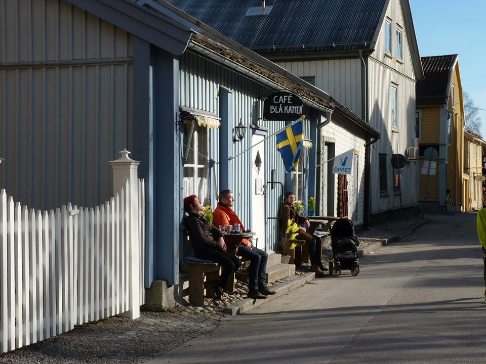 Kirándulók szívják magukba az első tavaszi napsugarakat a Kék Macska Kávézó teraszán egy idilli Stockholm környéki kisvárosban. (Mariefred, 2016. március) - (Fotó: Szabó Vivien)