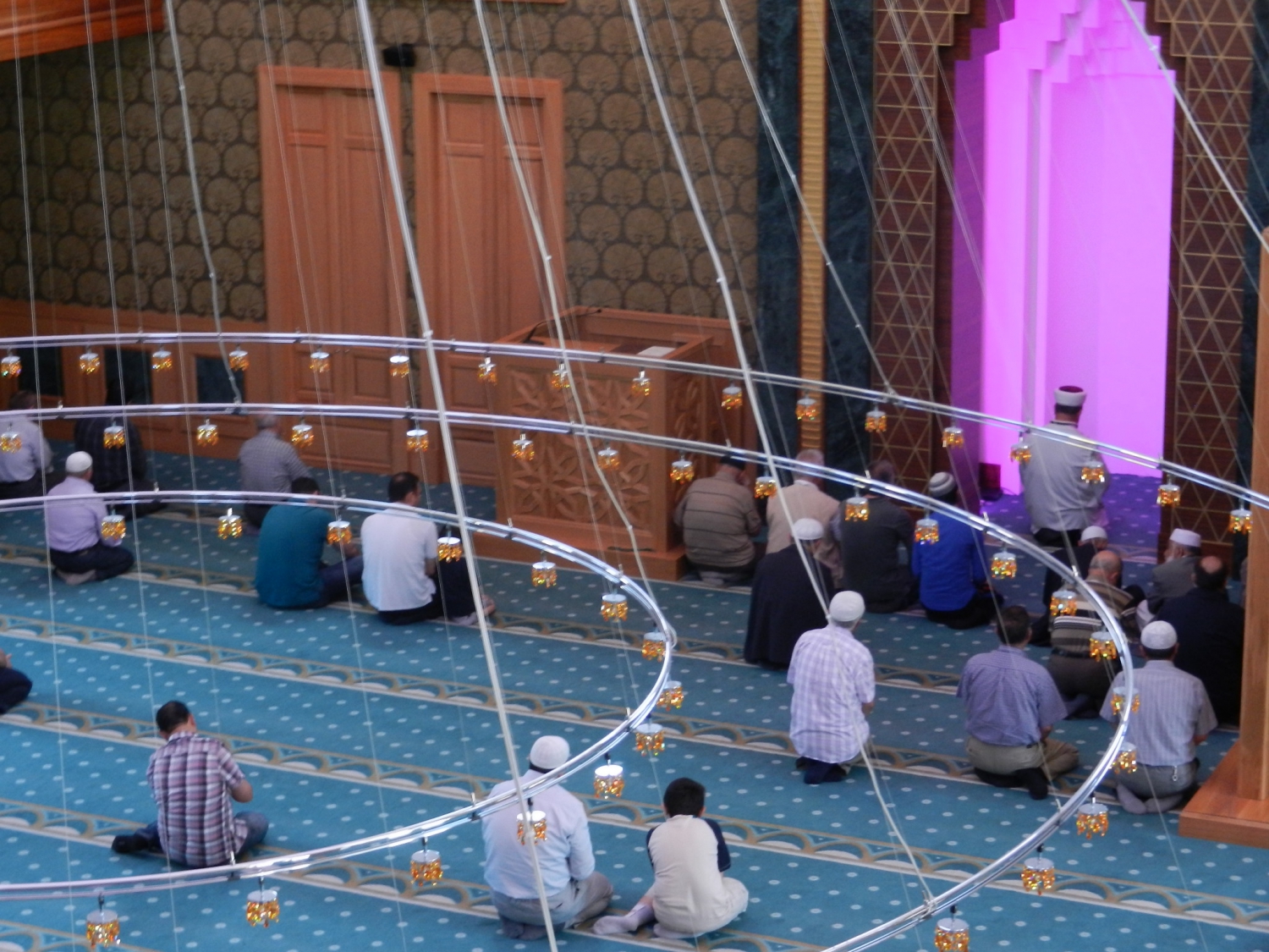 Törökország iszlám vallású, amely előírja a napi ötszöri imát. Péntekenként van a közös ima, amikor azok is elmennek a mecsetbe, akik hét közben csak otthon imádkoznak. - (Fotó: Orosz Joli)