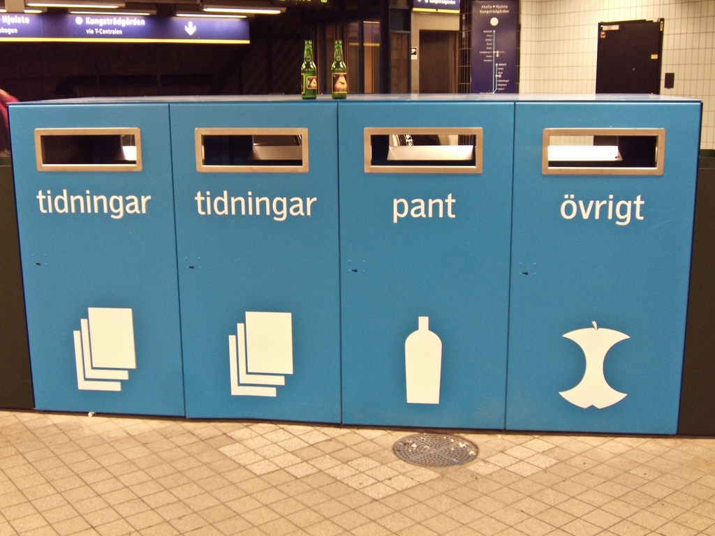 Szelektív hulladékgyűjtő a metro aluljáróban: tidningar-újságok, pant-flakonok, övrigt-vegyes (Fotó: Flickr/Samantha Marx)