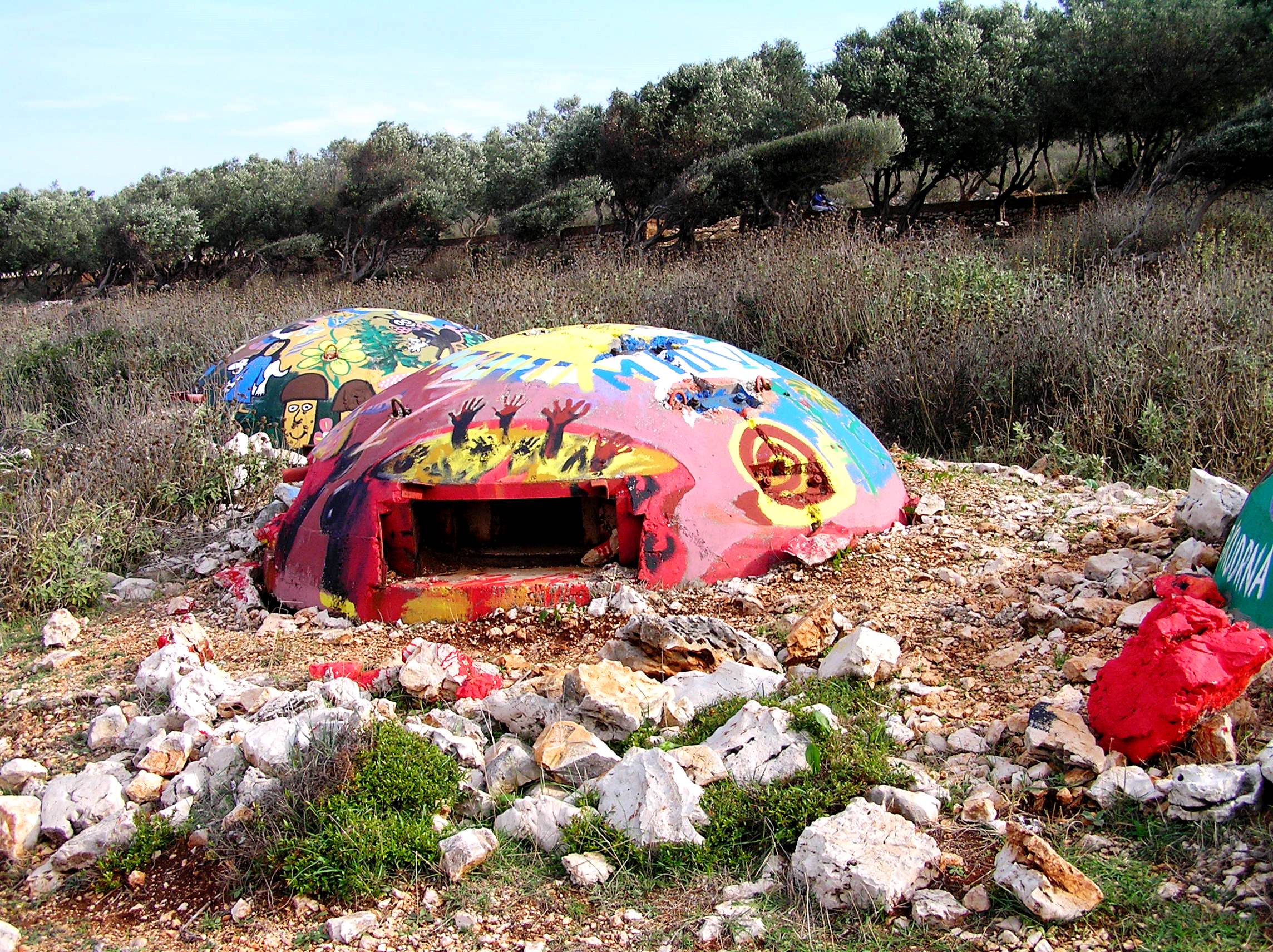 A bunkerek – már ami maradt belőlük – egy része színes (Fotó: Jani haverja)