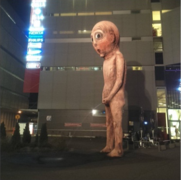 A 8 és fél méteres ‘Bad Bad Boy‘ (Tommi Toija szobrász alkotása) fogadja a naponta ezrével érkező turistákat a Nyugati Kikötő előtt. (Fotó: Vilisics Feri)