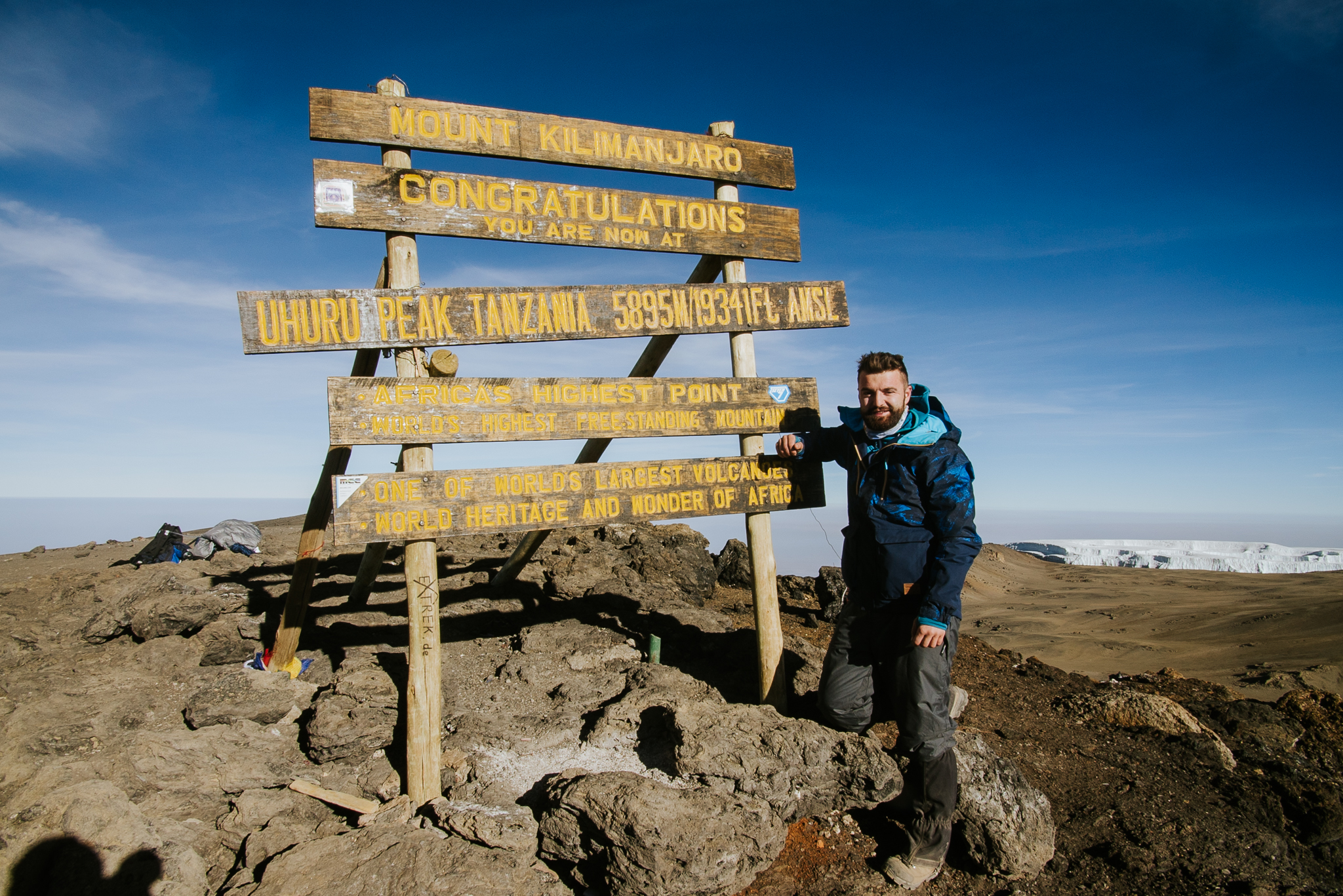 Uhuru peak, túléltük! Józsa Levi a Kilimandzsáró legmagasabb csúcsán! (Fotó: Mózes Tamás)