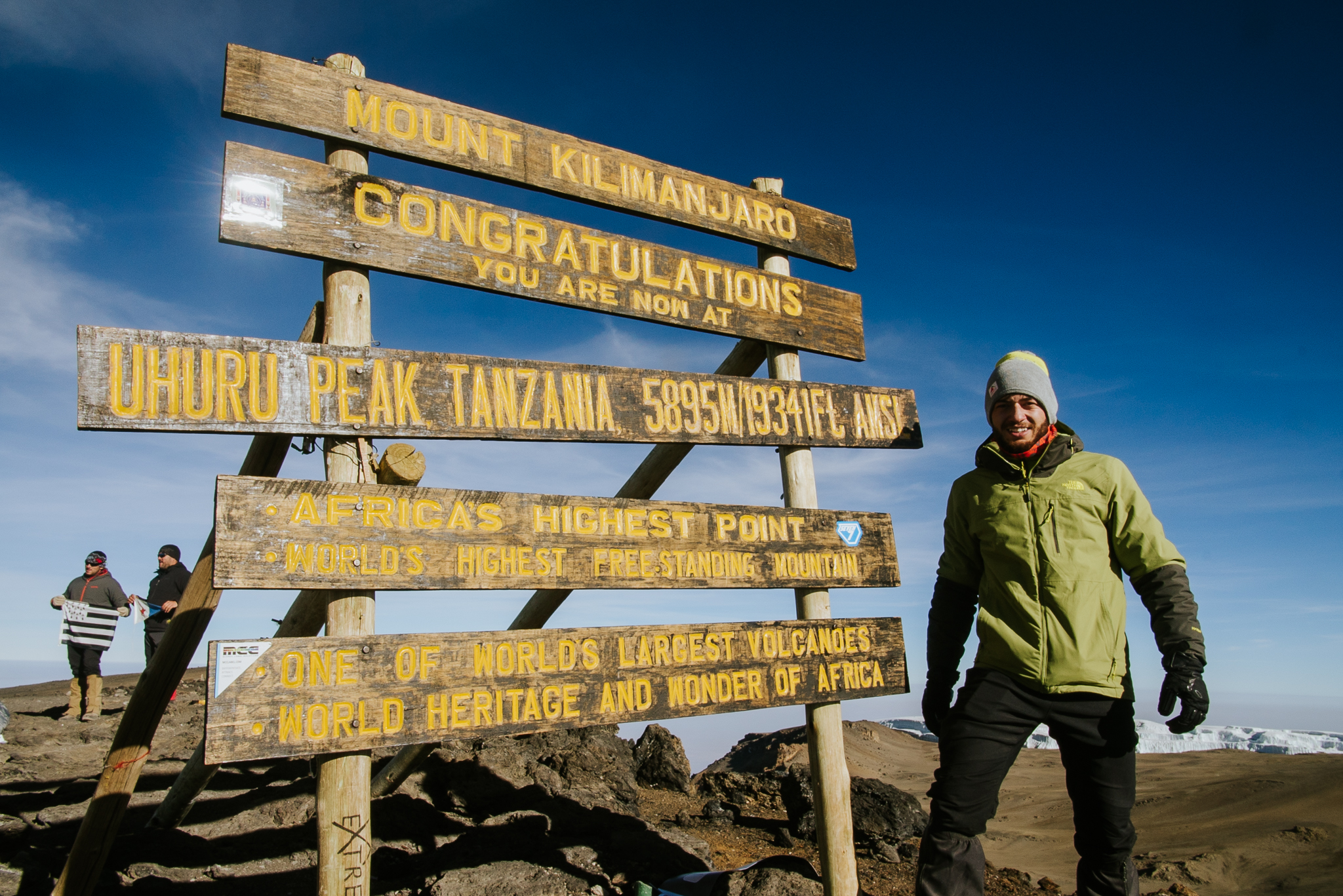 Uhuru peak, túléltük! Mózes Tamás a Kilimandzsáró legmagasabb csúcsán! (Fotó: Józsa Levi)
