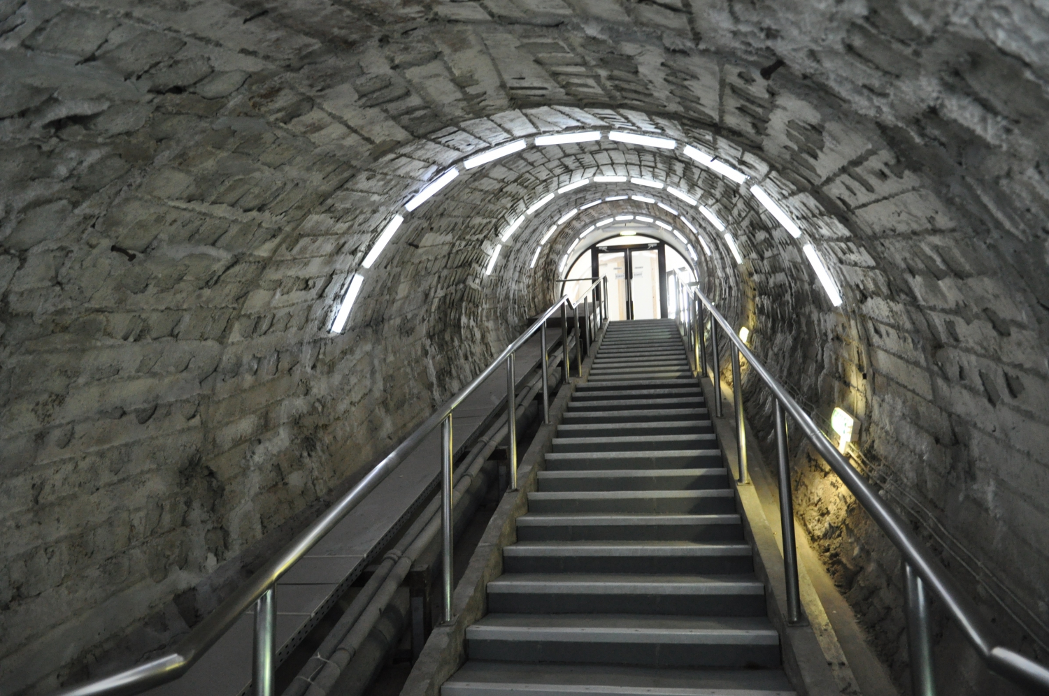 Lépcsők vezetnek le (Fotó: Ananie Hirișcău)