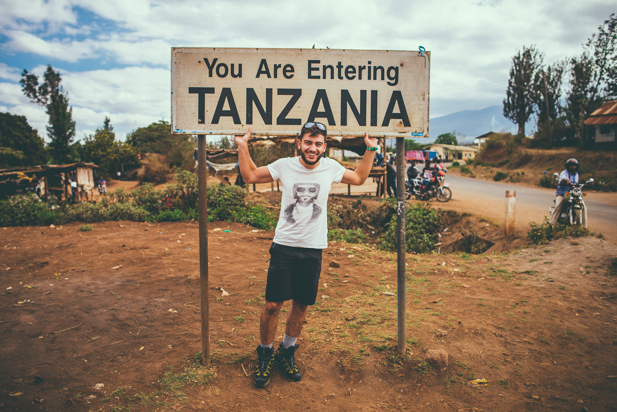 Yes, you are really entering Tanzania, Mózes. Első napunk a kontinensen, a reptér után egyből indultunk a hegy alá. (Fotó: Józsa Levi)