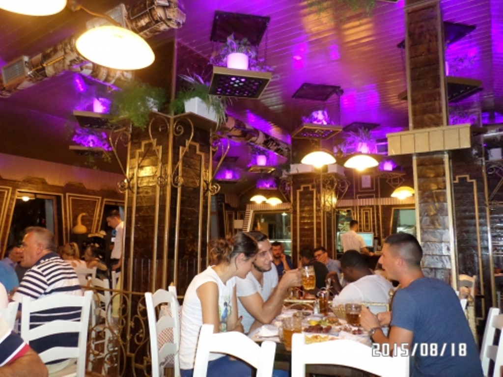 Étterem Tiranában. Itt mindent faszénen készítenek, pedig a belvárosban van. (Fotó: Jani haverja)