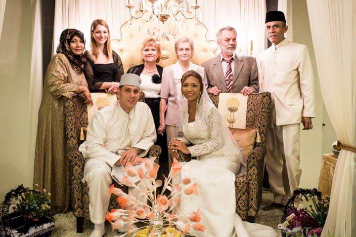 Esküvői családi fotónk balról jobbra: anyósom, húgom, anyu, keresztanyám, keresztapám, feleségem nevelő apja