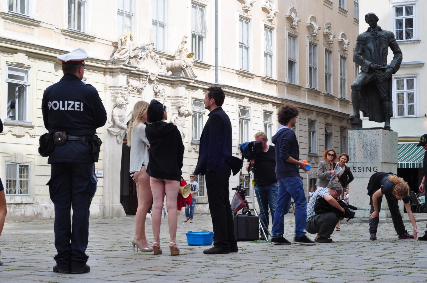 Filmforgatás – Forgatás Bécs történelmi központjában. Nincs lezárva az utca, lehet bámészkodni, lezserül kezelik a helyzetet. Itt éppen forgatási szünet volt, csak a rendőr állt rendületlenül a tőle elvárt pózban. (történelmi központ, Bécs) - (Fotó: Laslavic Tímea)