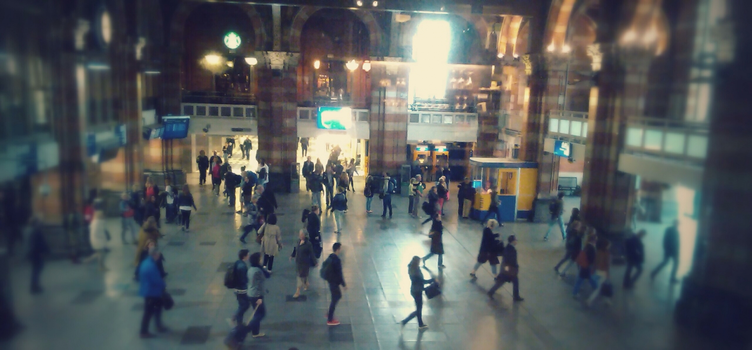 Munkába igyekvő emberek az amszterdami pályaudvaron. - (Fotó: Békési Barbara)