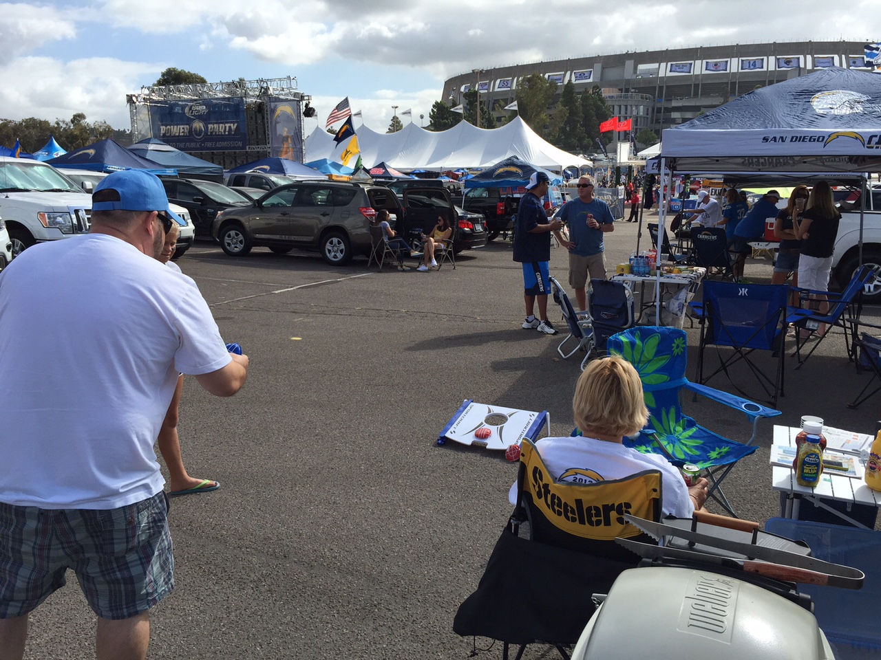 Qualcomm Stadium, San Diego, CA – Bean Bag Toss, ahol babbal töltött zsákokkal kell a palloson kivágott kis lukba betalálni. (Go Steelers!) (Fotó: PrehryFarkas)