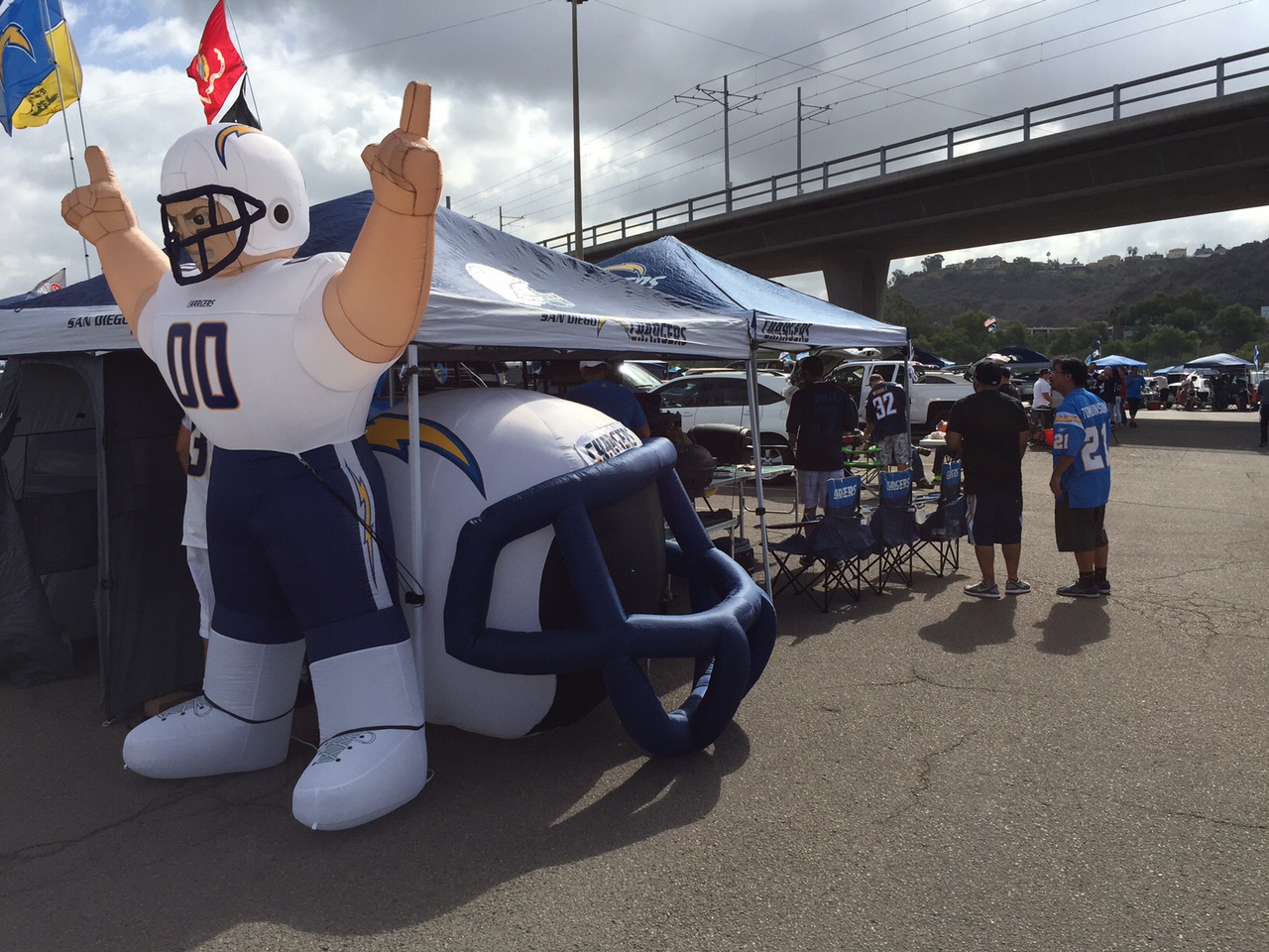 Qualcomm Stadium, San Diego, CA – San Diego Chargers – Meg kell mutatni mindenkinek, hogy ki a legnagyobb Chargers szurkoló (Fotó: PrehryFarkas)