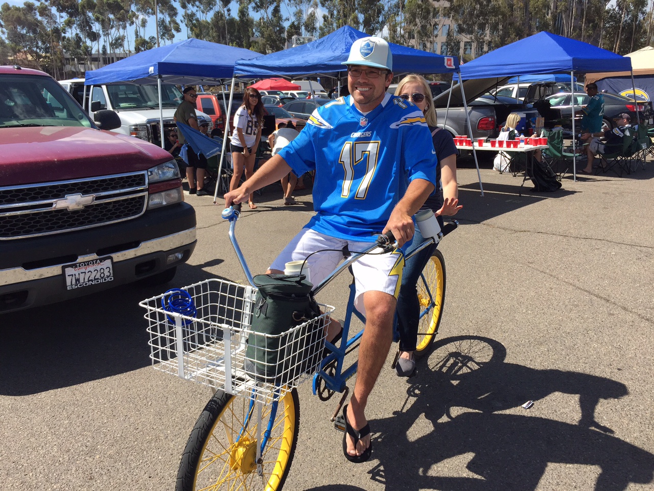 Qualcomm Stadium, San Diego, CA – Chargers tandem bicikli a legjobb páros közlekedési eszköz a tömött parkolóban (Fotó: PrehryFarkas)