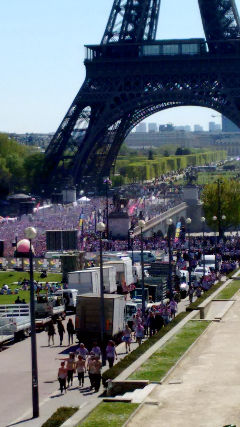 Nekem borzasztó élmény volt de sokan megőrülnek érte, hogy techno zenébe fussanak reggel 9-kor és utána színes porfelhőben fulladozzanak. The Color Run. Brrr. - (Fotó: Szerencsés Hella)