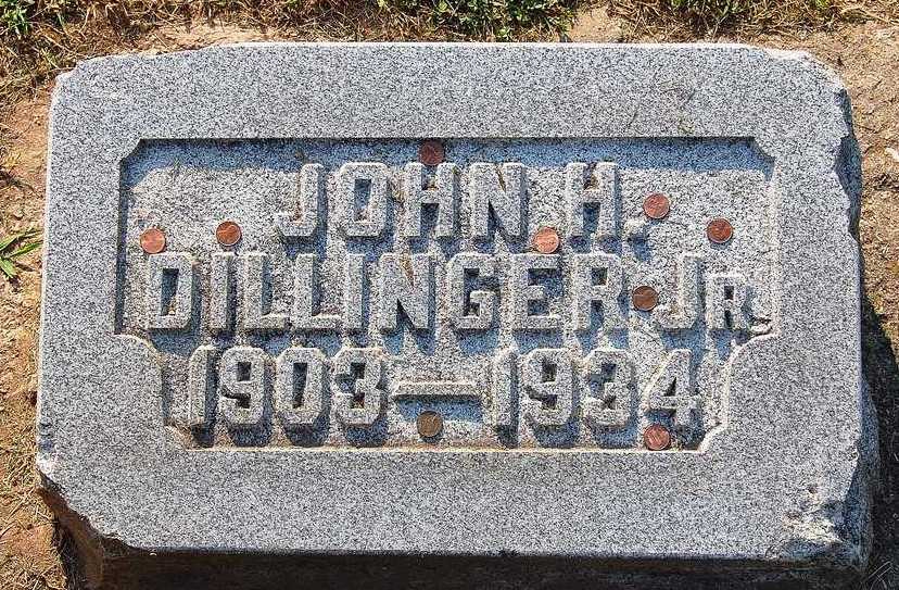 johndillingergrave.jpg